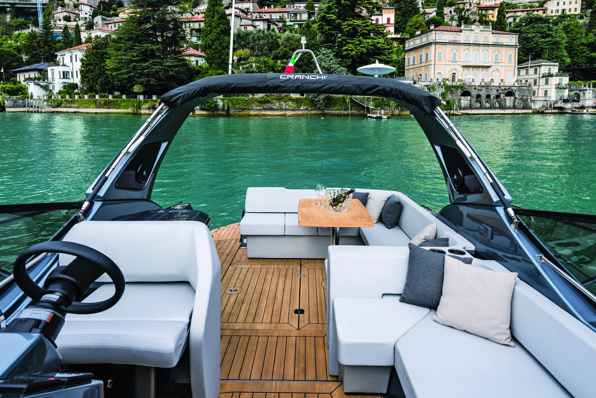 Cranchi Z35 — Unterdeck mit hellem Interieur