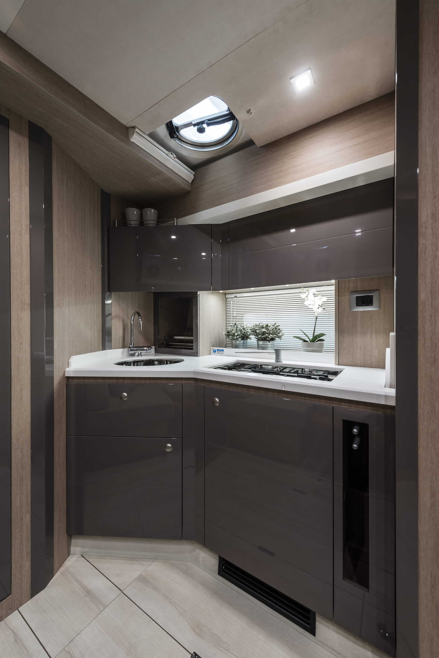 Cranchi Z35 — Unterdeck mit hellem Interieur
