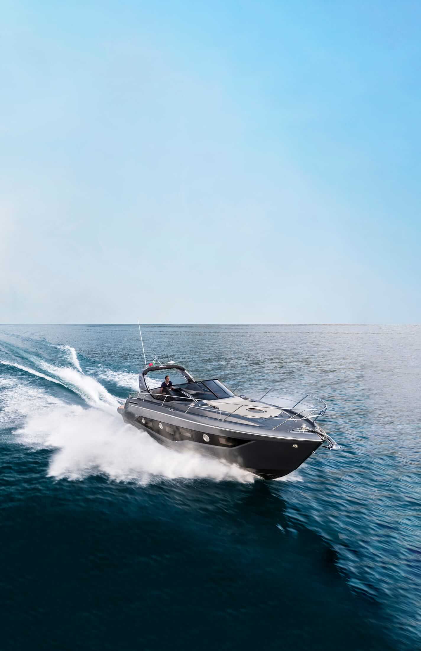 Cranchi Z35 — Unterdeck mit hellem Interieur