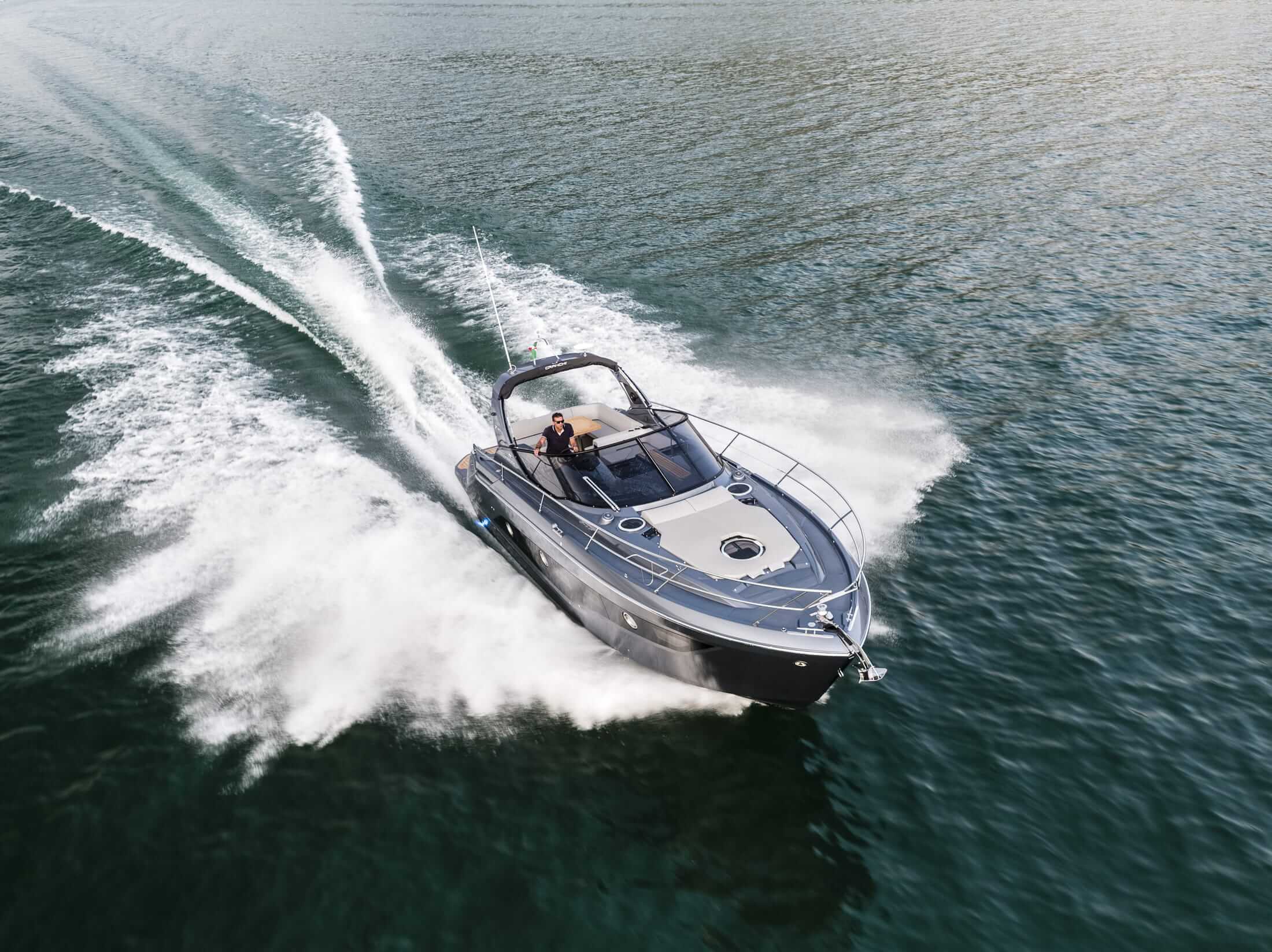 Cranchi Z35 — Unterdeck mit hellem Interieur