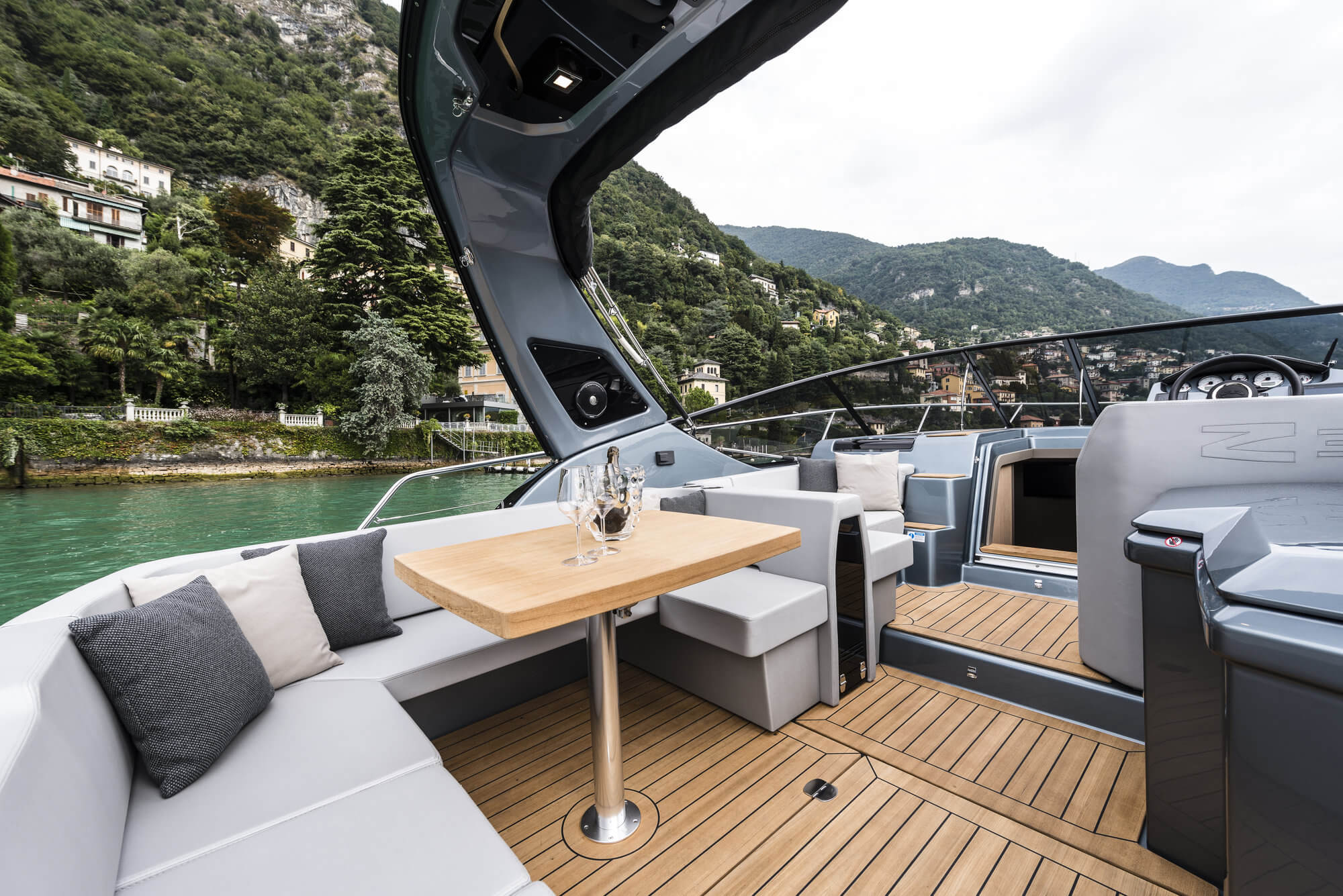 Cranchi Z35 — Unterdeck mit hellem Interieur