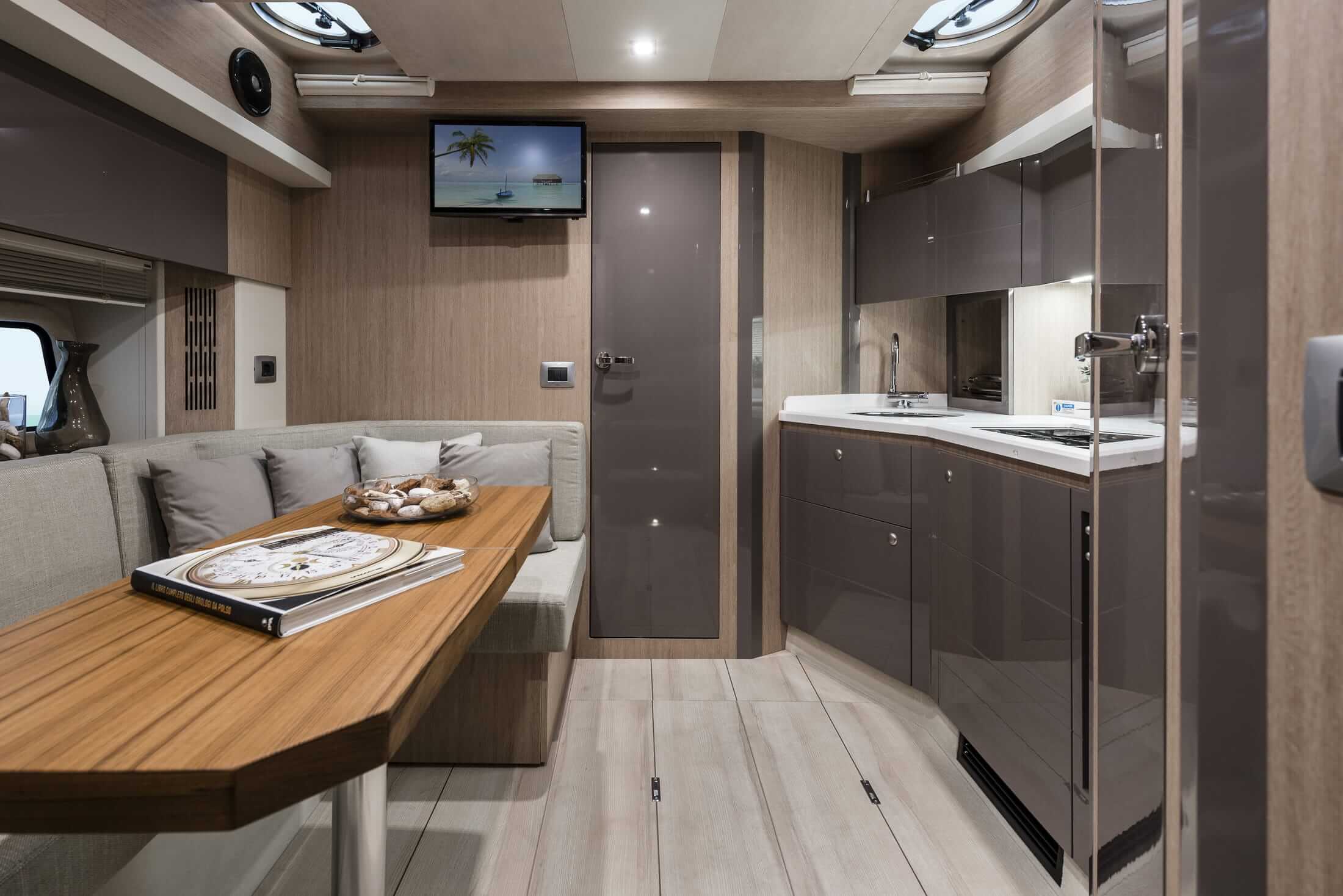 Cranchi Z35 — Unterdeck mit hellem Interieur