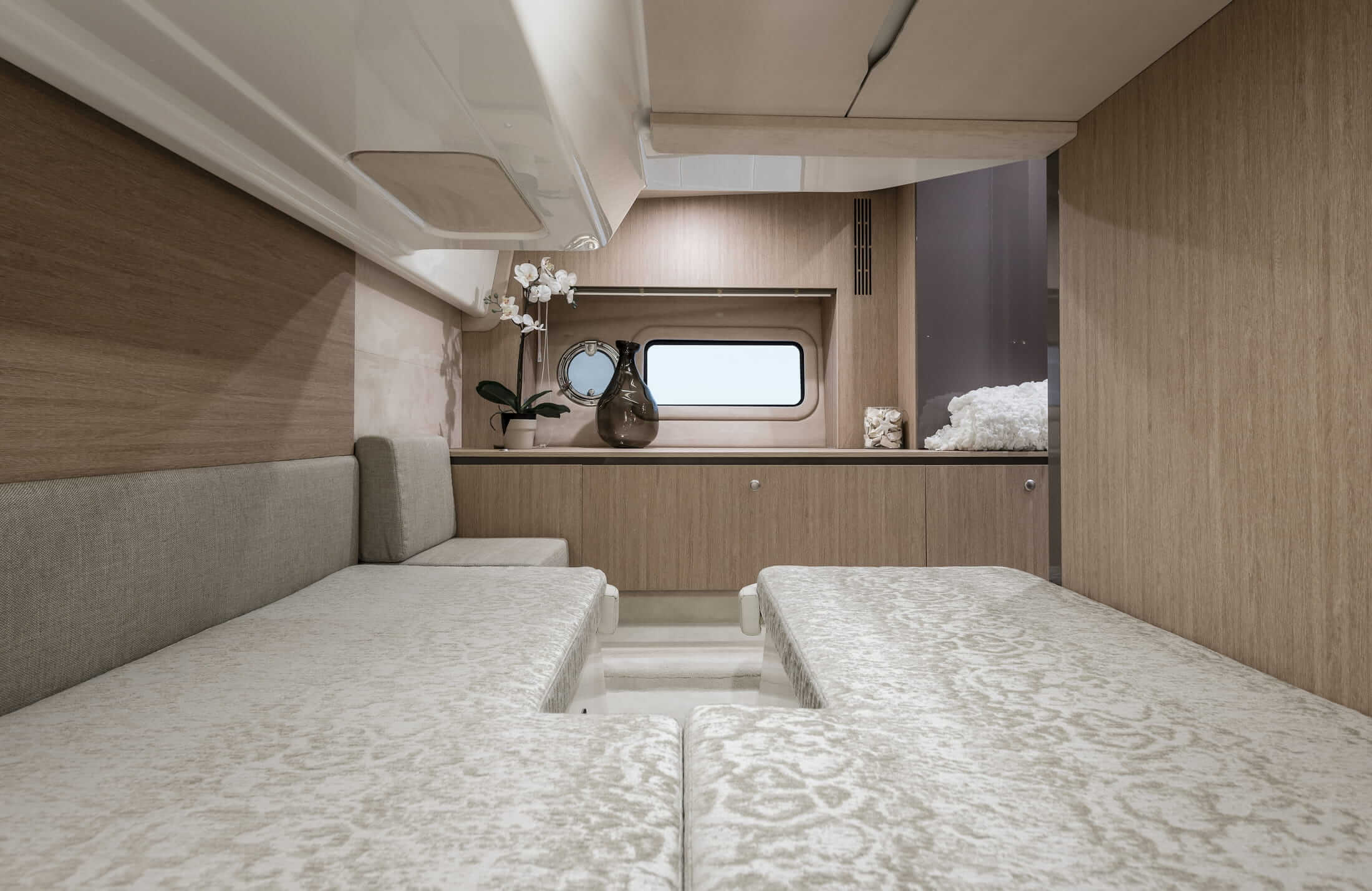 Cranchi Z35 — Unterdeck mit hellem Interieur