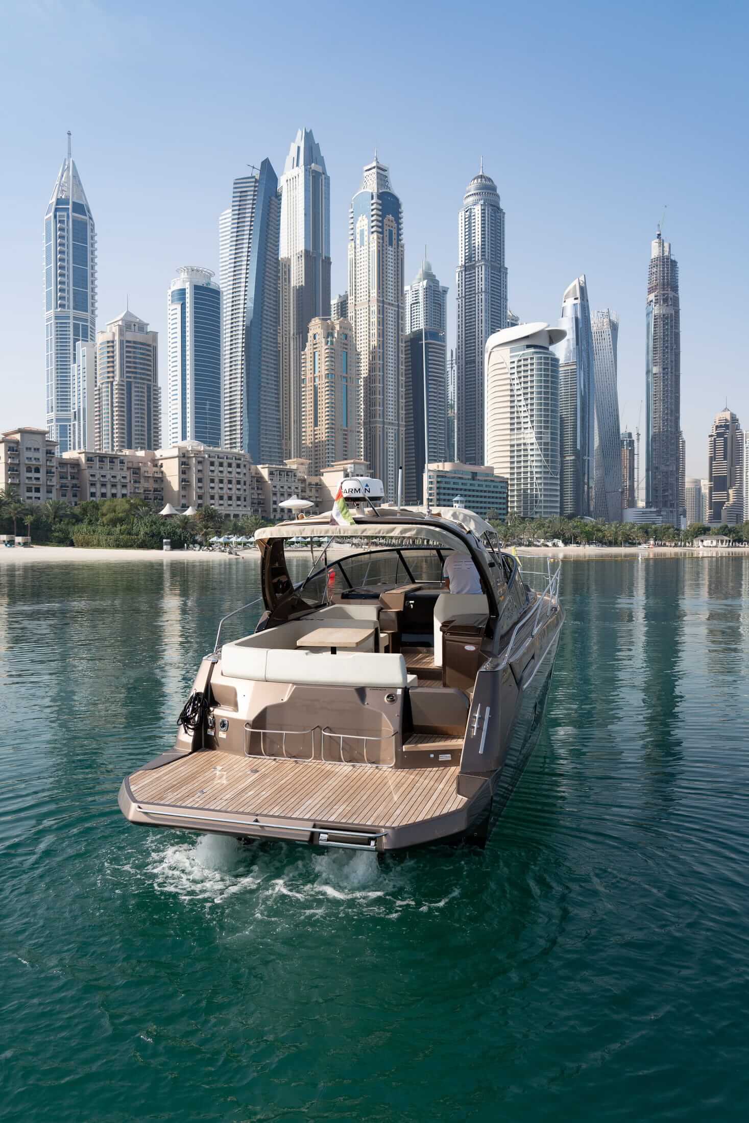 Cranchi Z35 — Unterdeck mit hellem Interieur