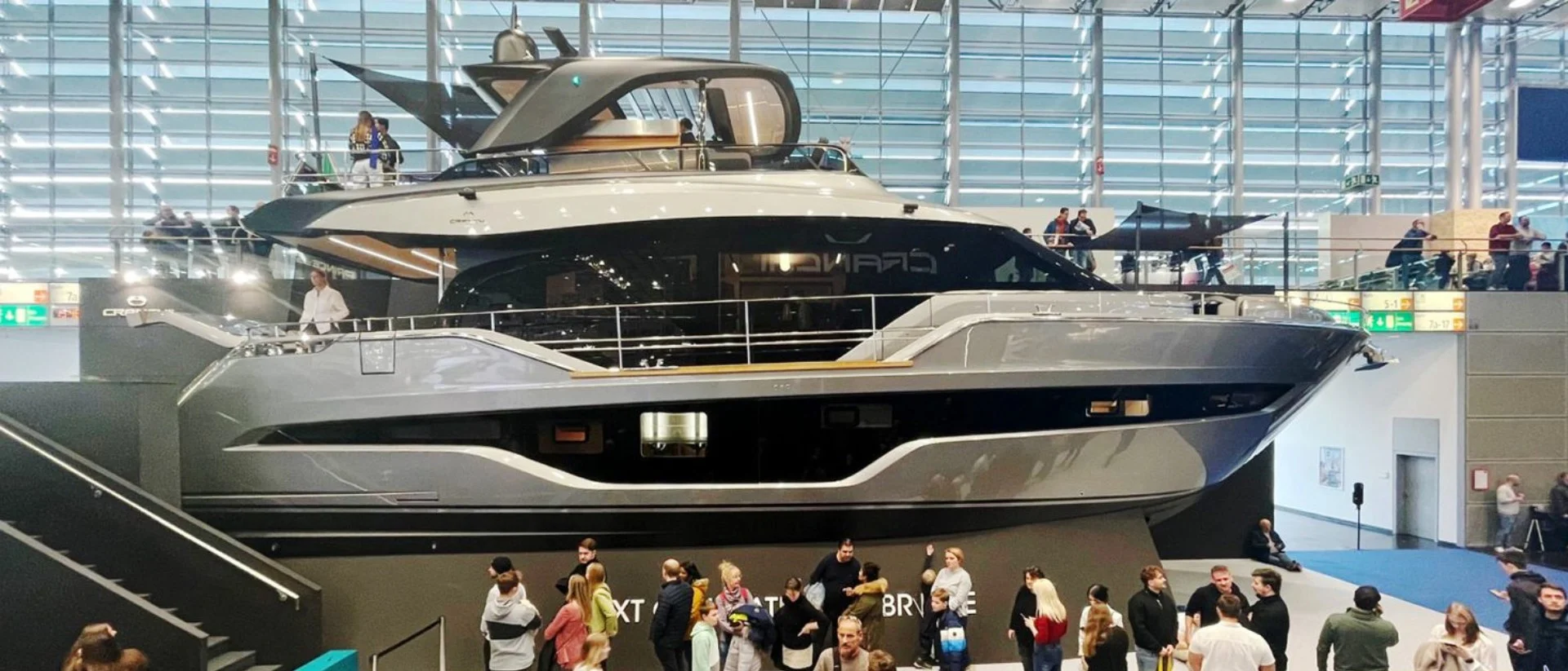 Bild von einer Luxus-Yacht auf einer Messe