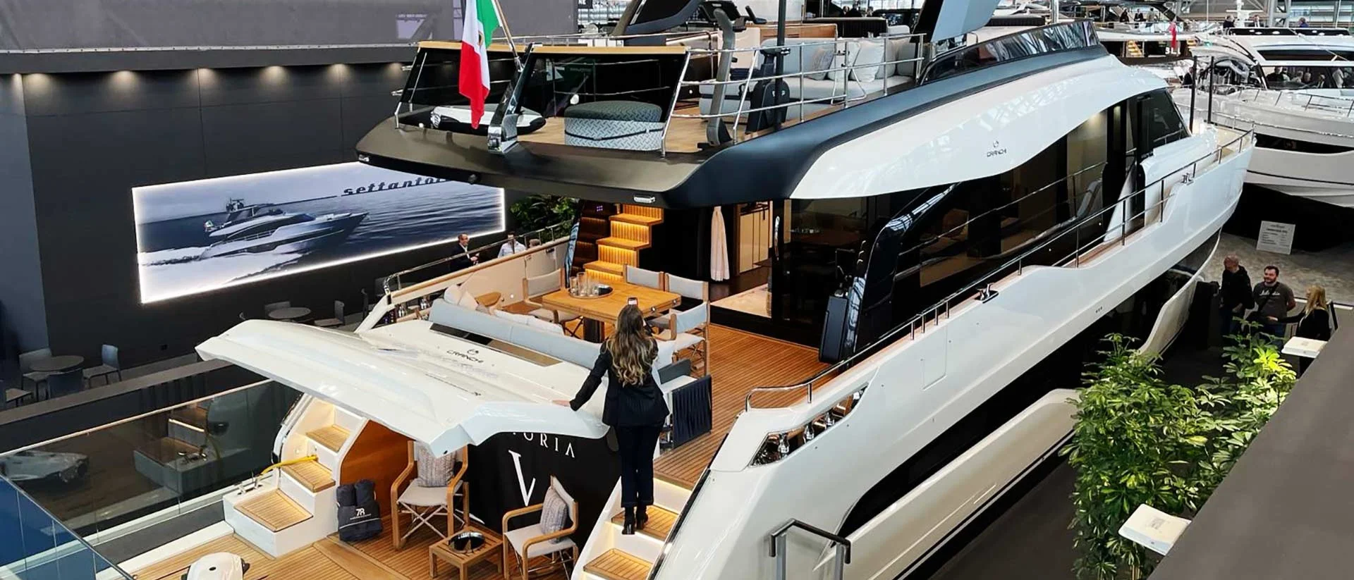 Bild von einer Luxus-Yacht auf einer Messe